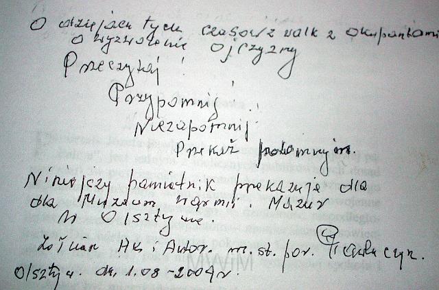 ksiazka (5).jpg - Dedykacja. "O dziejach tych czasów z walk z okupantami o wyzwolenie Ojczyzny: Przeczytaj!, Przypomnij!, Niezapomnij! Przekż potomnym. Niniejszy pamiętnik przekazuje dla Muzeum Warmii i Mazur w Olsztynie. Żołnierz AK i Autor st.por. Pawluczyk. Olsztyn dn. 1-08-2009 r."